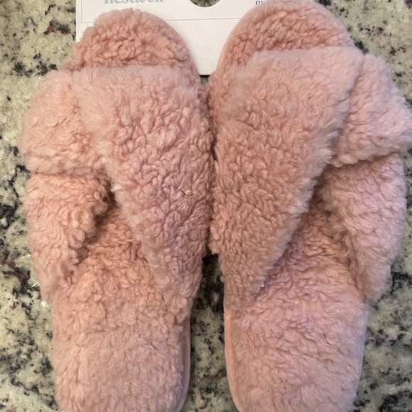 Nestwell NWT Crossover Plush Slippers Women’s 11-12 from Bed Bath & Beyond - Picture 2 of 6